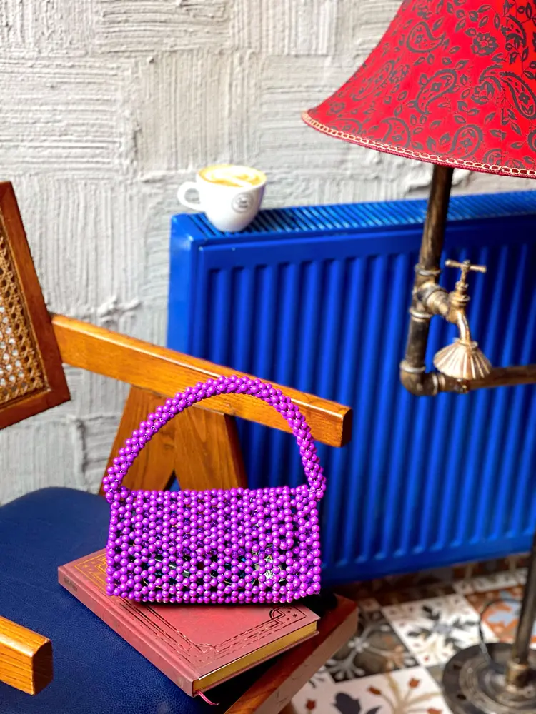 Cartera morada de cuentas