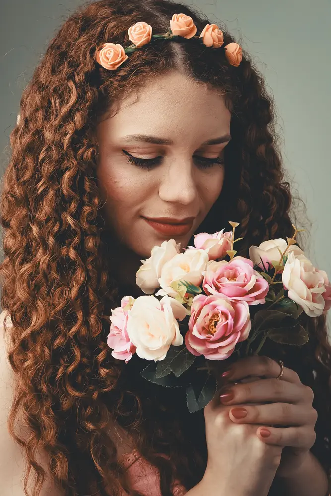 Mujer con diadema de flores