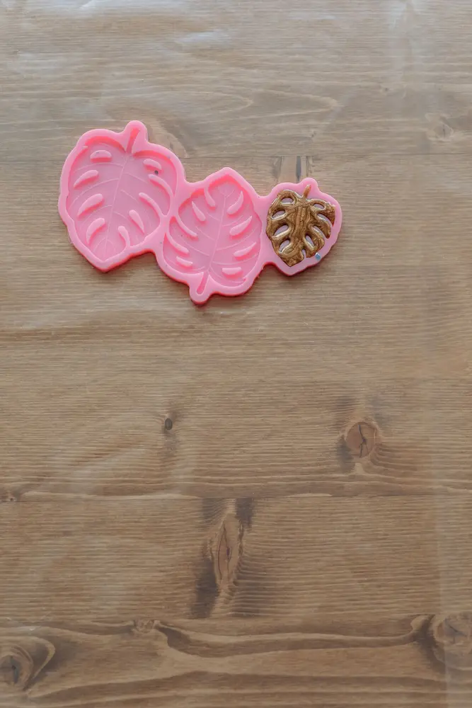 Moldes de silicona rosados con forma de hoja