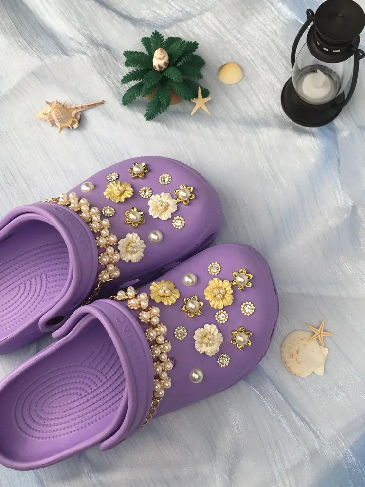 Sandalias moradas decoradas con apliques