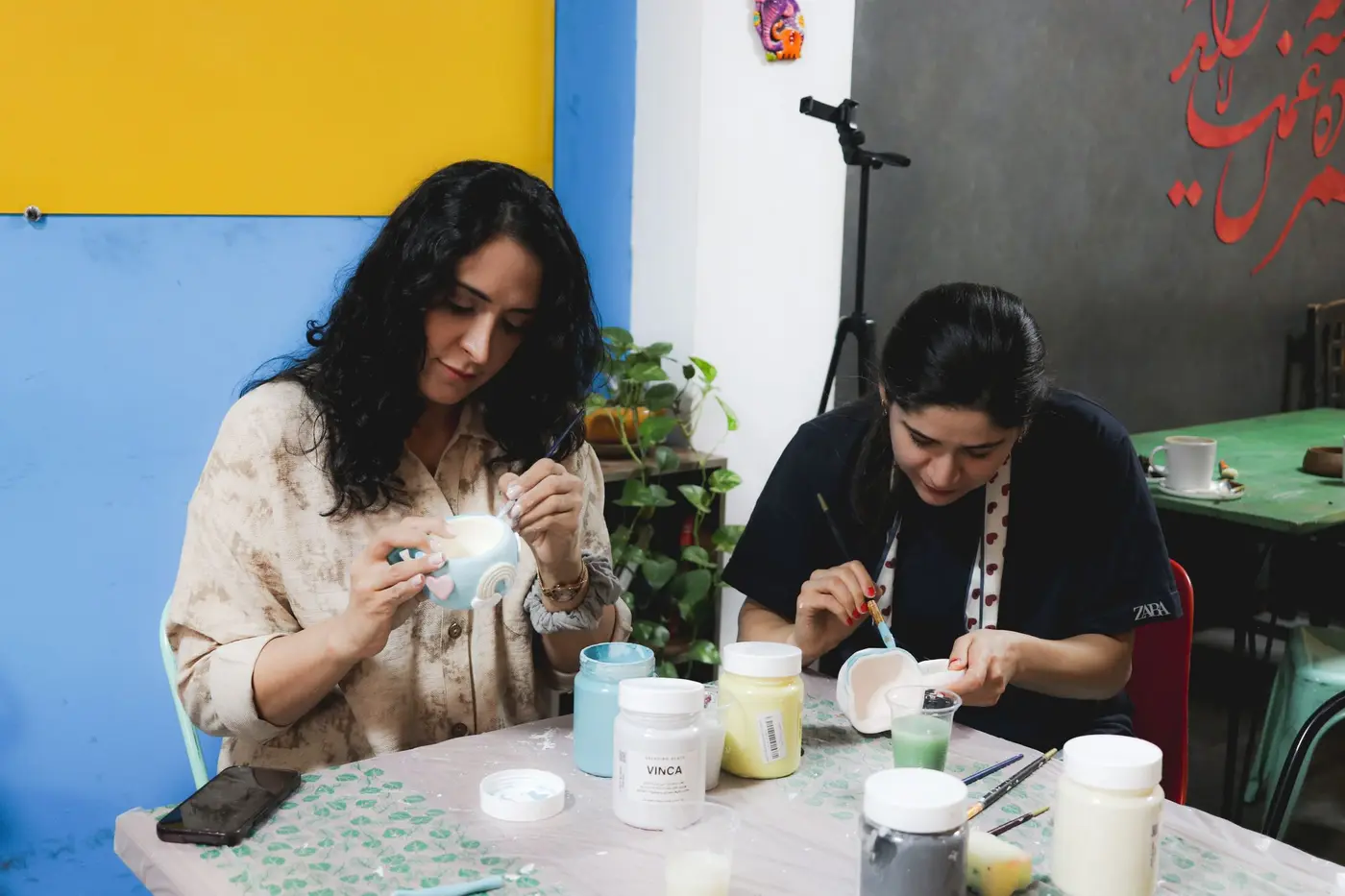 Dos mujeres haciendo manualidades en una mesa